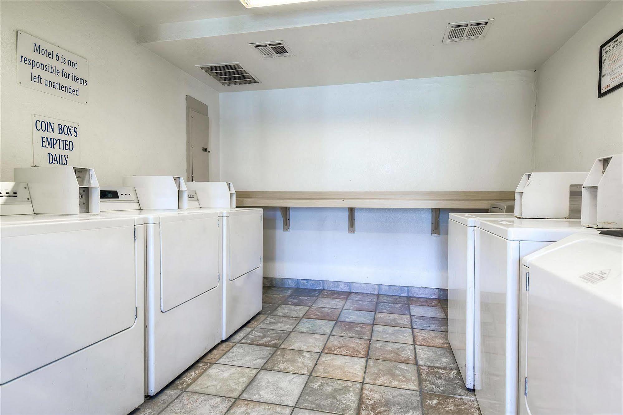 Motel 6 Anaheim Stadium - אורנג' מראה חיצוני תמונה