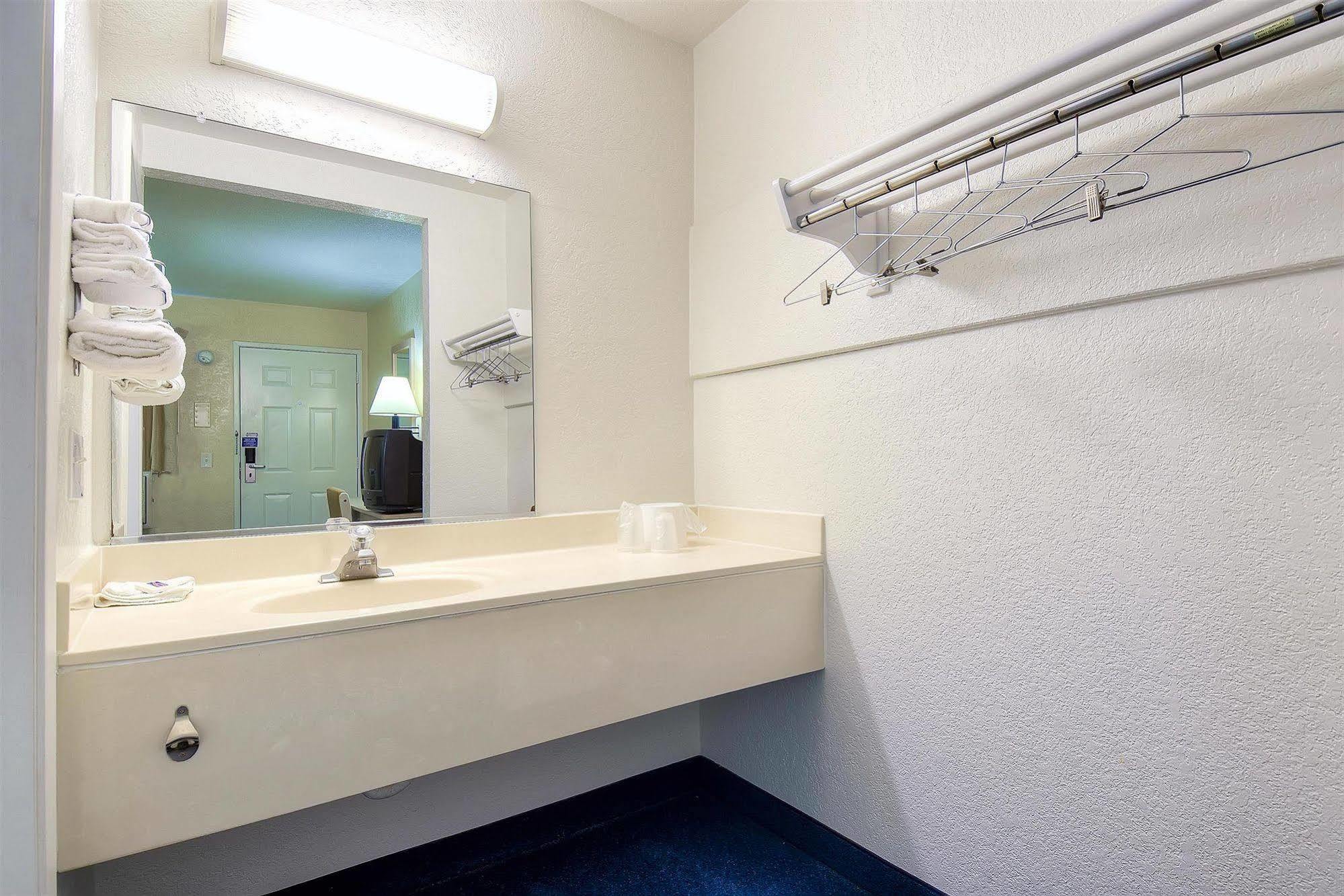 Motel 6 Anaheim Stadium - אורנג' מראה חיצוני תמונה
