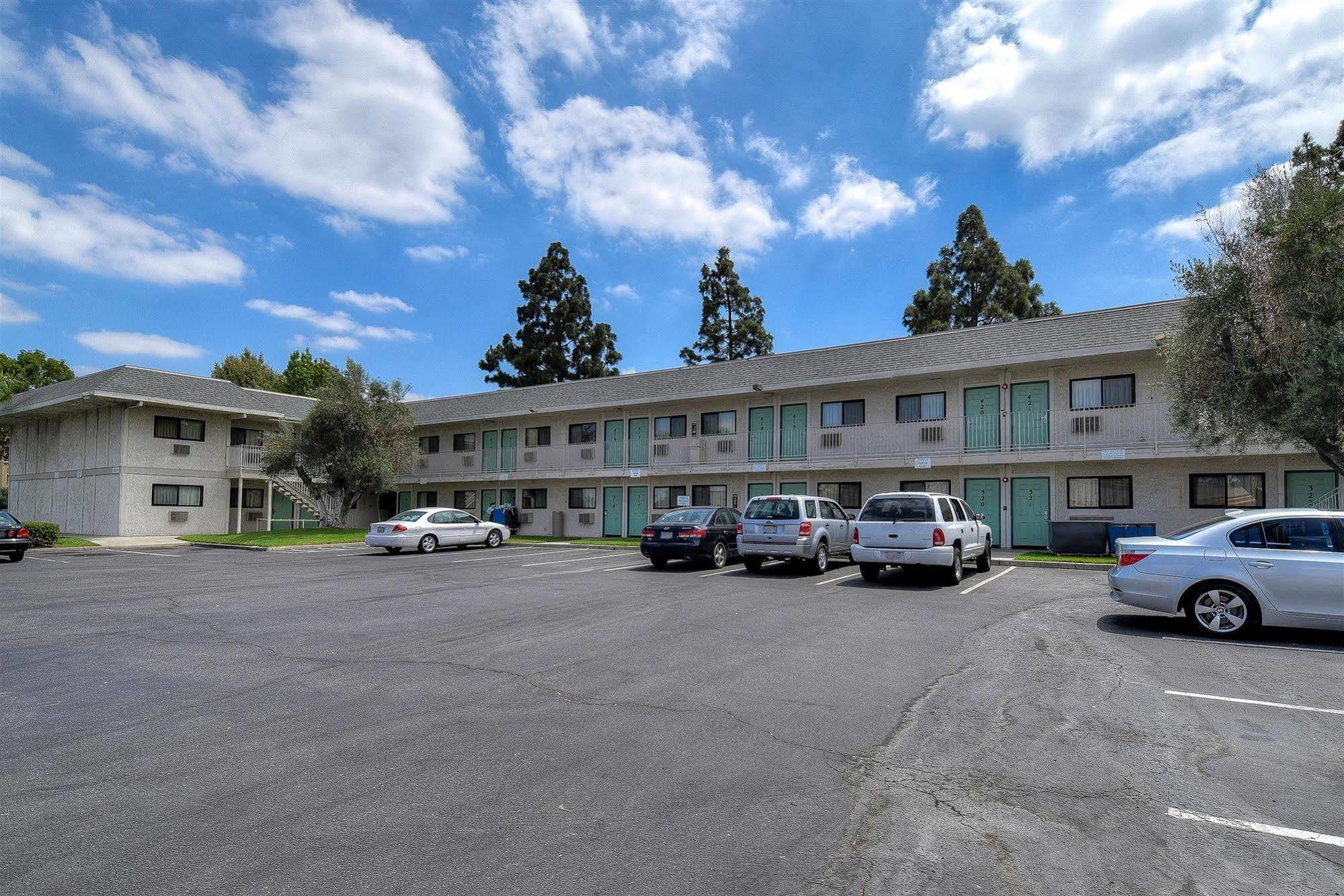 Motel 6 Anaheim Stadium - אורנג' מראה חיצוני תמונה
