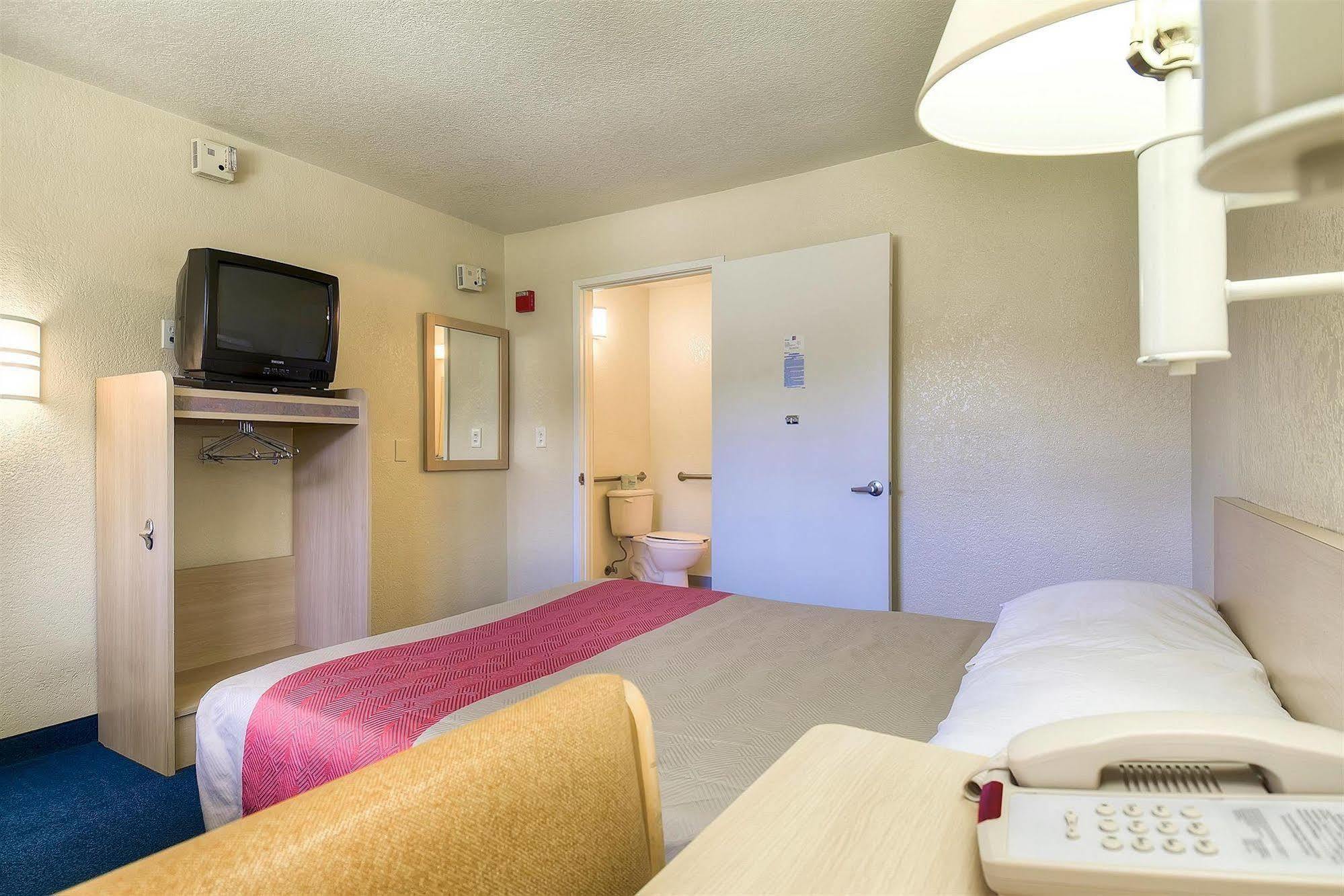 Motel 6 Anaheim Stadium - אורנג' מראה חיצוני תמונה