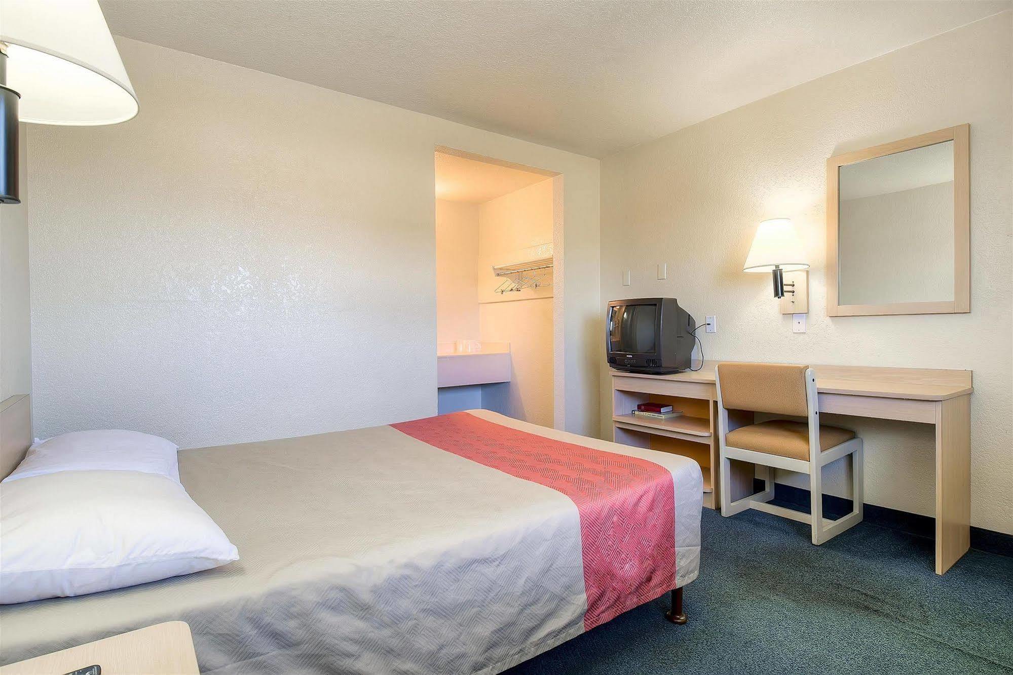 Motel 6 Anaheim Stadium - אורנג' מראה חיצוני תמונה