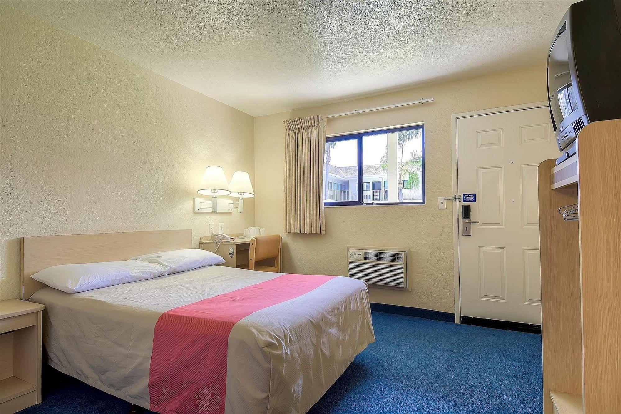 Motel 6 Anaheim Stadium - אורנג' מראה חיצוני תמונה