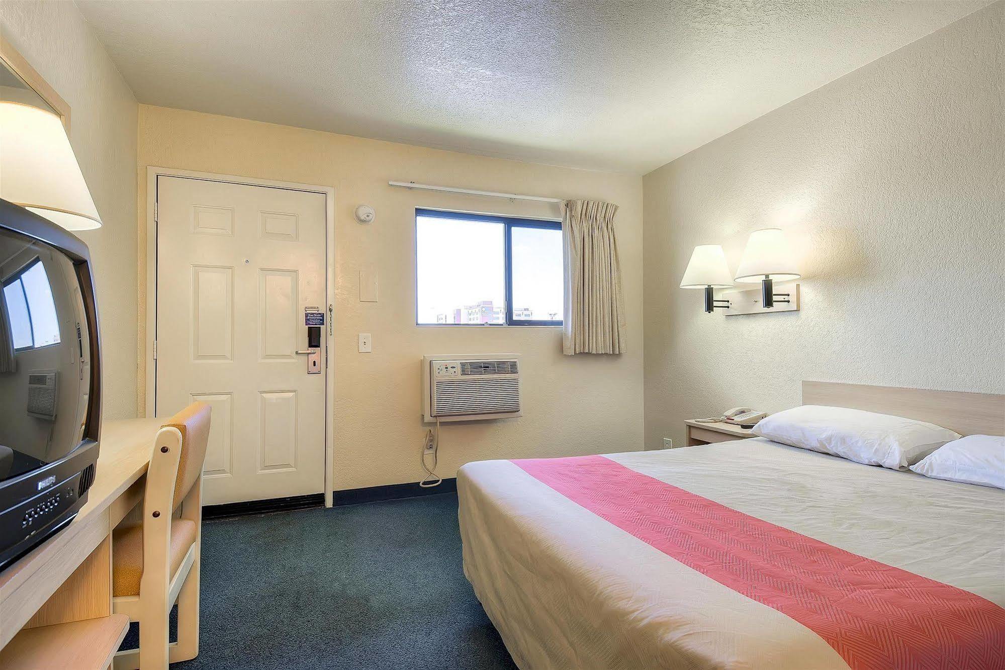 Motel 6 Anaheim Stadium - אורנג' מראה חיצוני תמונה