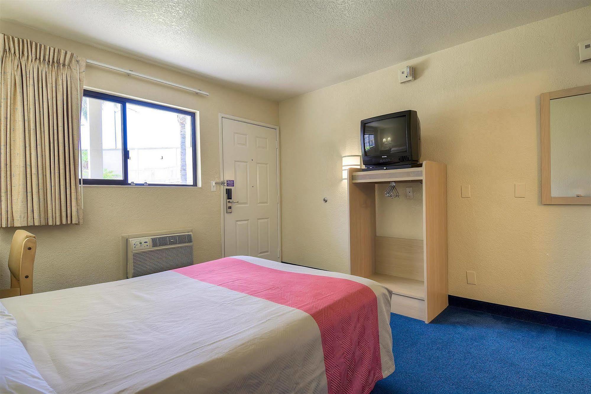 Motel 6 Anaheim Stadium - אורנג' מראה חיצוני תמונה