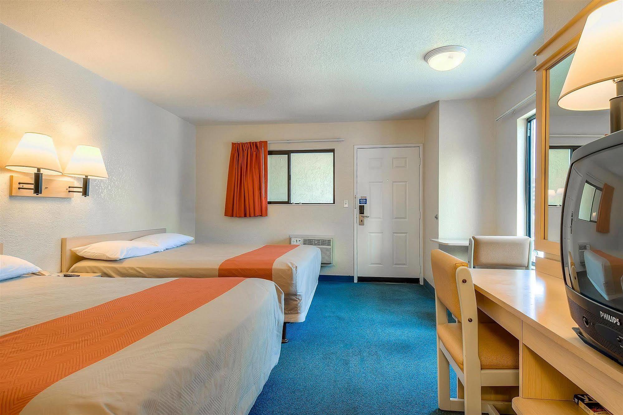 Motel 6 Anaheim Stadium - אורנג' מראה חיצוני תמונה