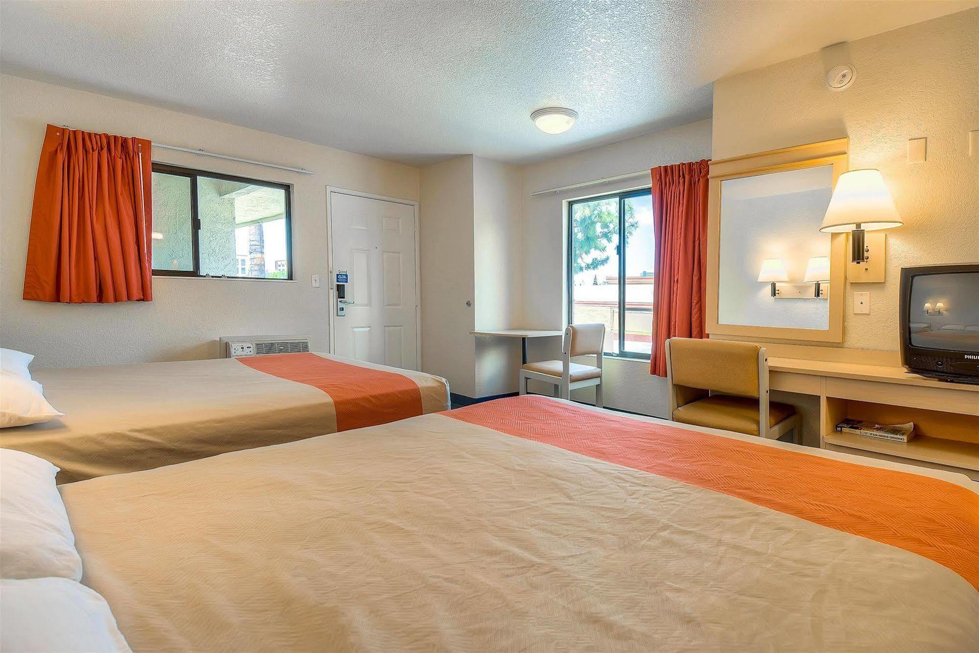 Motel 6 Anaheim Stadium - אורנג' מראה חיצוני תמונה