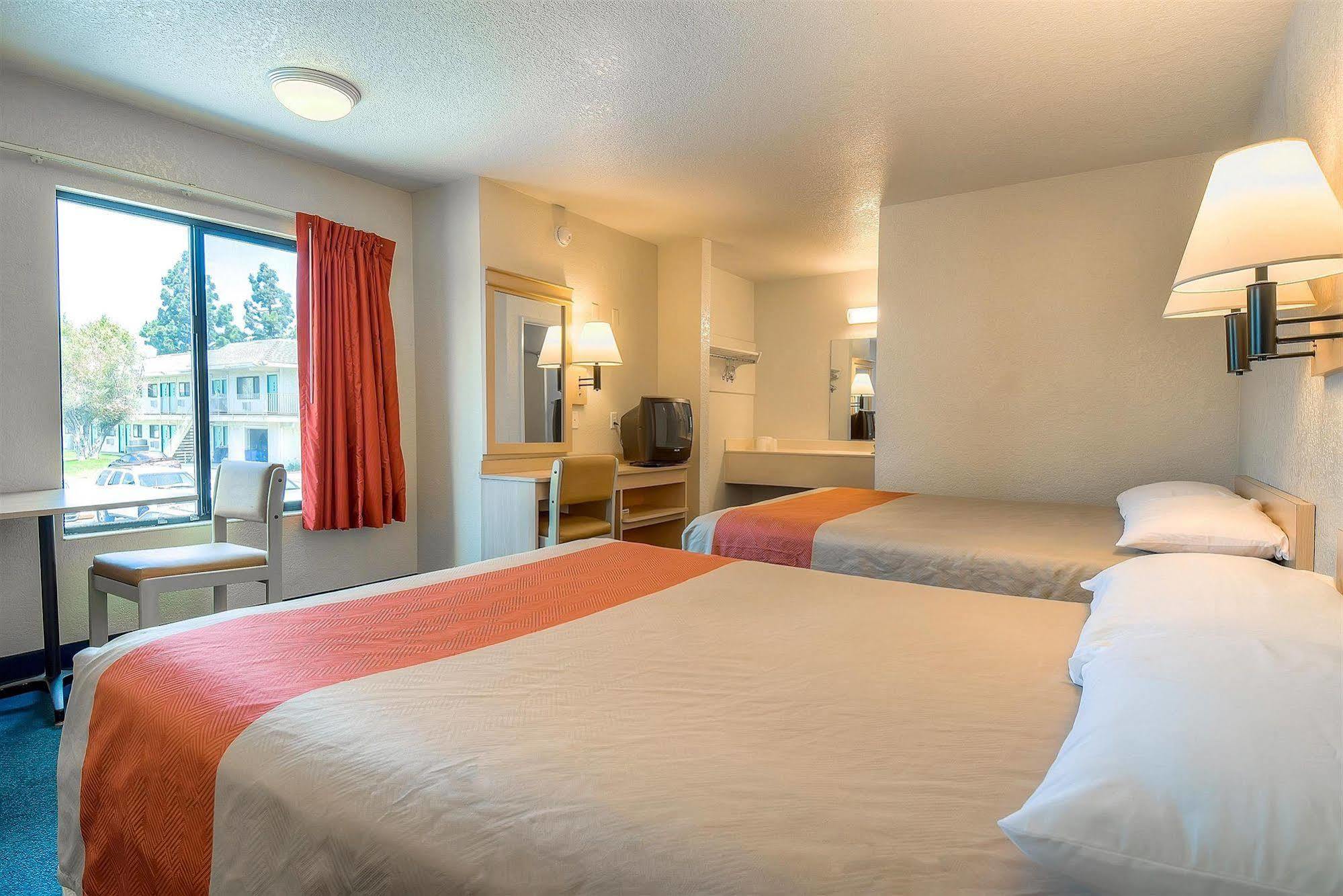 Motel 6 Anaheim Stadium - אורנג' מראה חיצוני תמונה