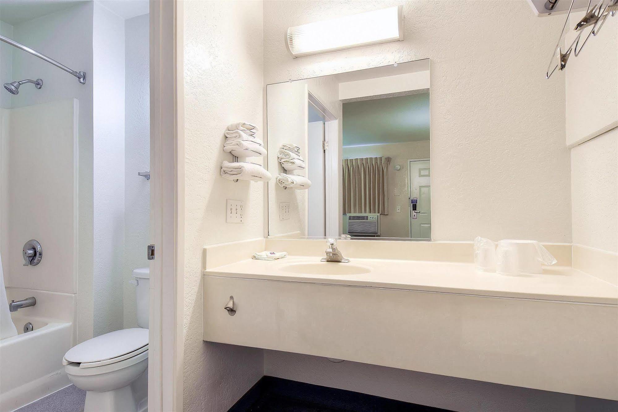 Motel 6 Anaheim Stadium - אורנג' מראה חיצוני תמונה