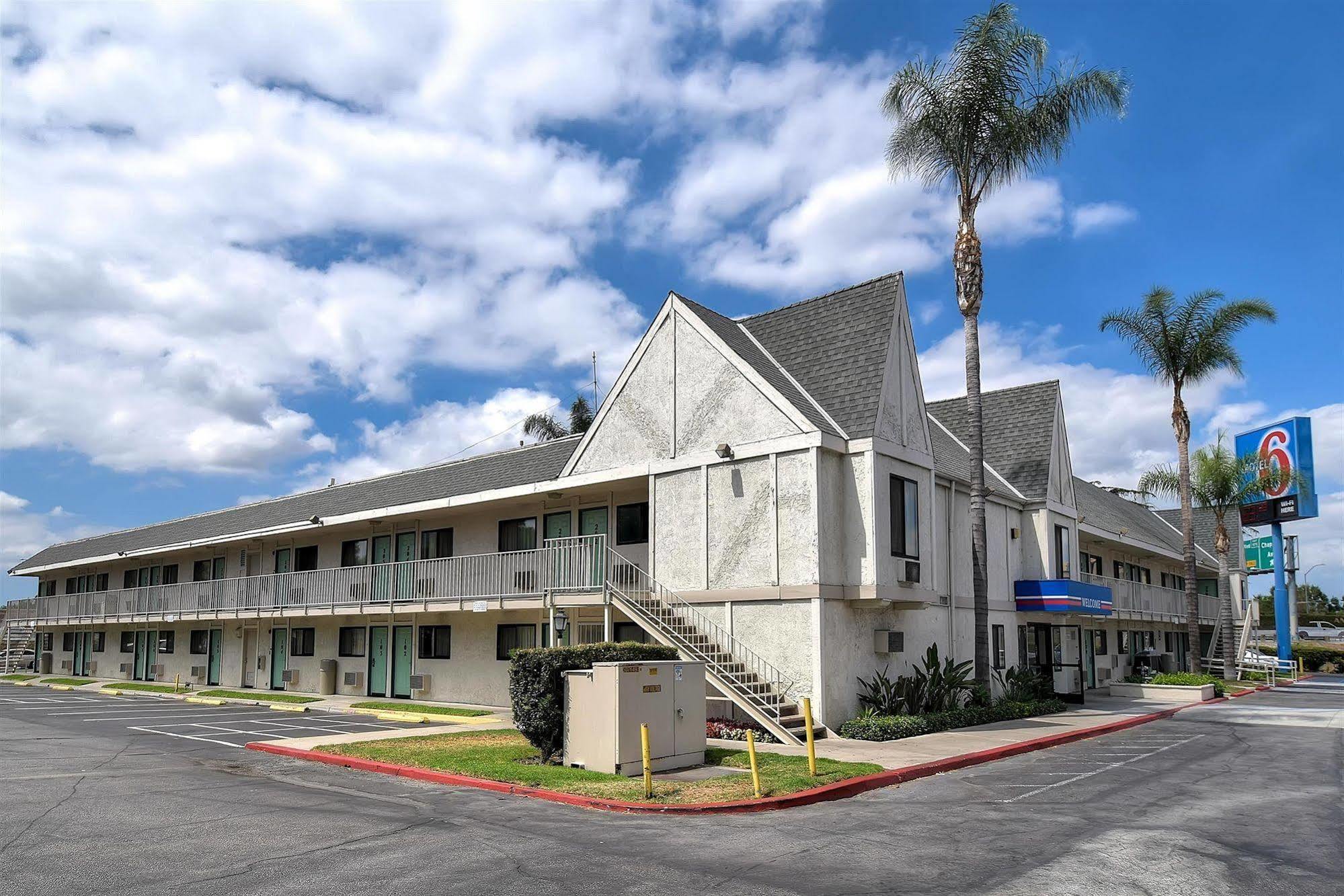 Motel 6 Anaheim Stadium - אורנג' מראה חיצוני תמונה
