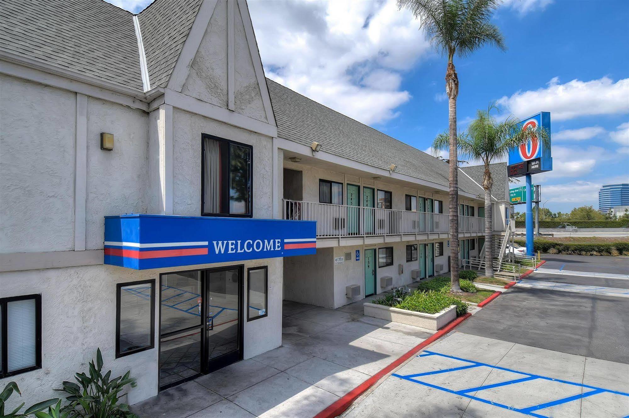 Motel 6 Anaheim Stadium - אורנג' מראה חיצוני תמונה