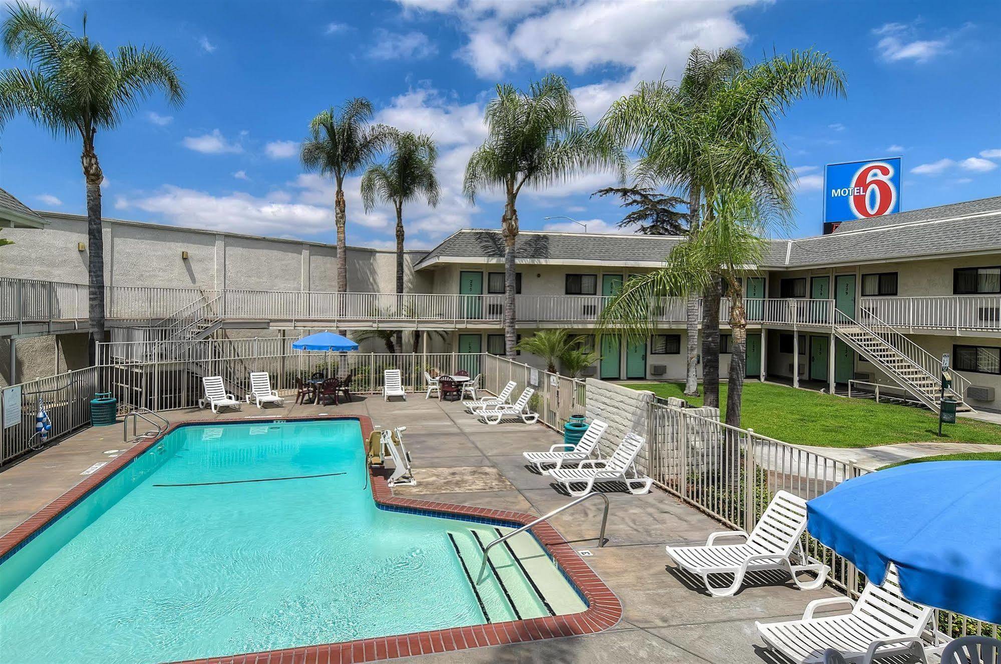 Motel 6 Anaheim Stadium - אורנג' מראה חיצוני תמונה
